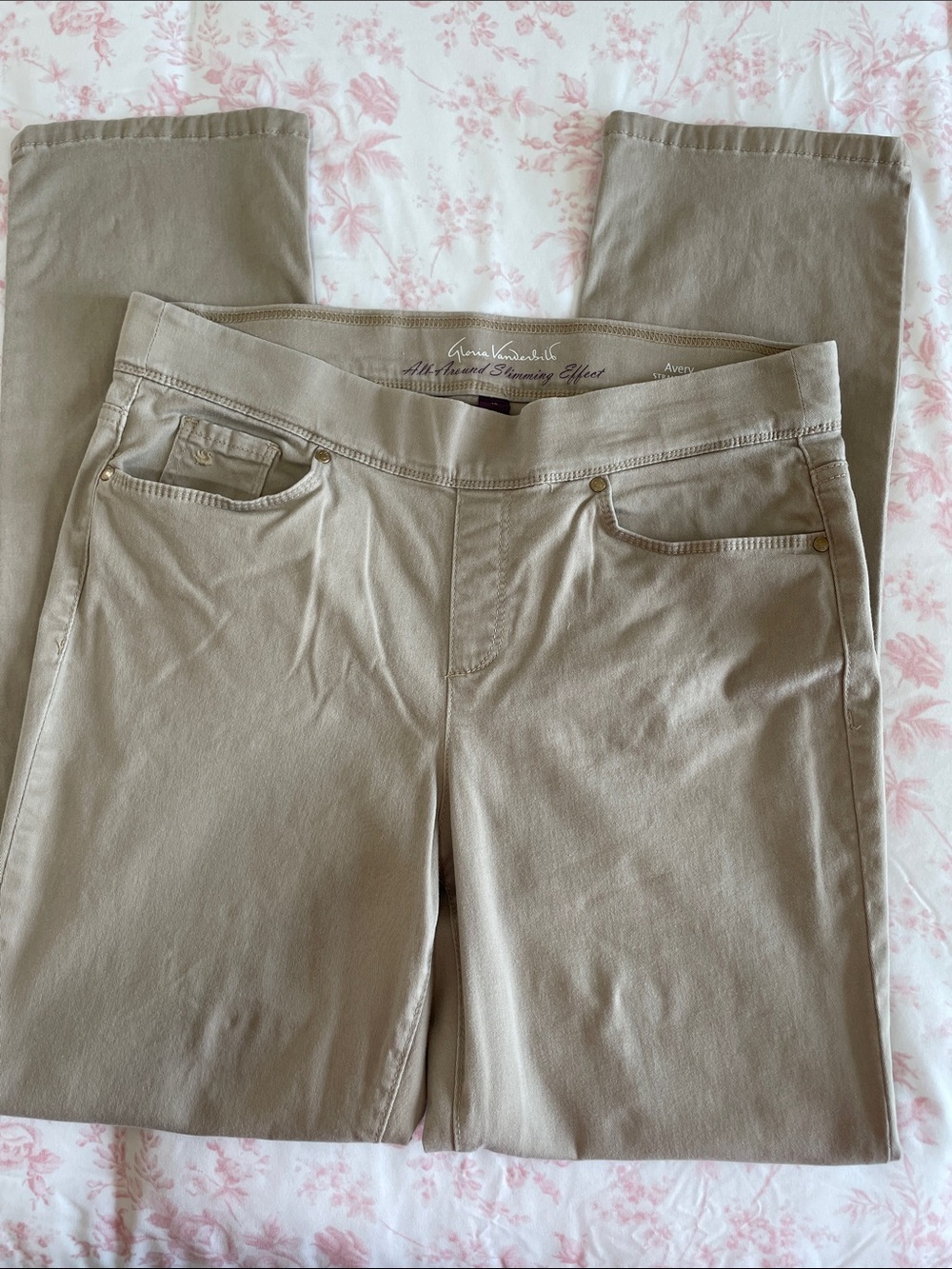 Gloria Vanderbilt Straight Leg Jeans in Taupe Beige
